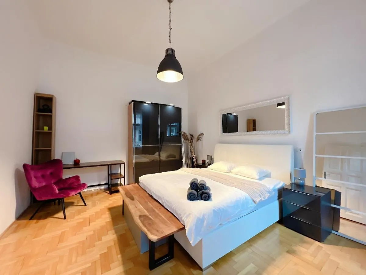 Lejlighed Duplex Penthouse With Sauna & Jacuzzi In The Centre Of Budapest Ungarn