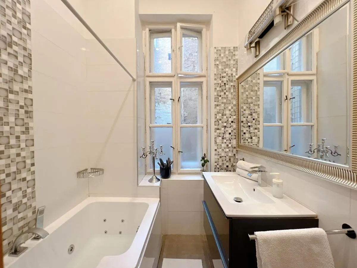 Lejlighed Duplex Penthouse With Sauna & Jacuzzi In The Centre Of Budapest